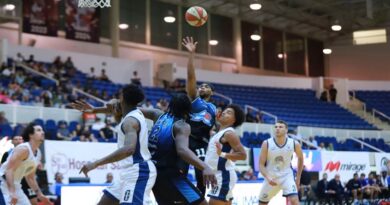 CAE ASTROS POR LA MÍNIMA ANTE HALCONES