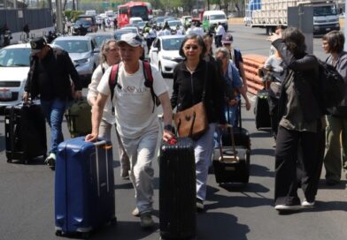FASTIDIA LÍO DE TAXISTAS A PASAJEROS EN EL AICM