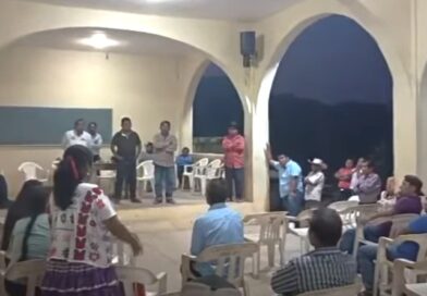 RETIENEN POBLADORES A ALCALDE DE GUERRERO; EXIGEN OBRAS