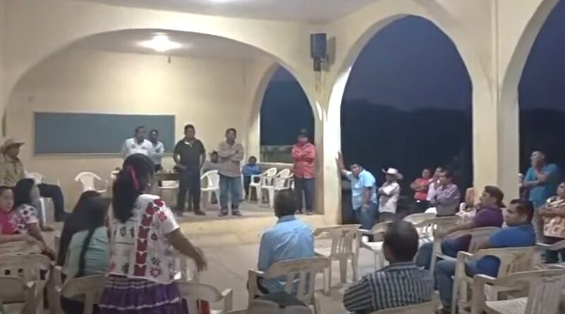 RETIENEN POBLADORES A ALCALDE DE GUERRERO; EXIGEN OBRAS