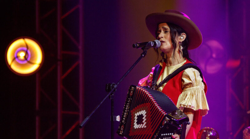 CAUTIVA JULIETA VENEGAS CON ‘NORTEÑA’, SU NUEVO DISCO DE ÉXITOS