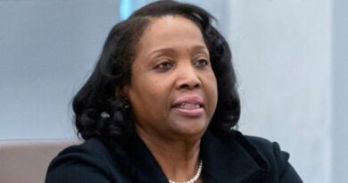 FALLA TRIBUNAL: TRUMP IMPEDIDO DE DESPEDIR A LISA COOK