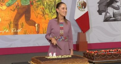 FESTEJAN A LA PRESIDENTA SHEINBAUM EN LA MAÑANERA