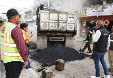 EN POPULAR CASTILLOTLA REALIZAN BACHEO INTENSIVO