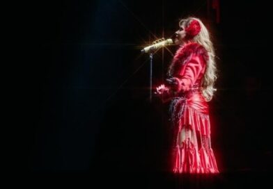 LA PRESENTACIÓN DE GLORIA TREVI PRENDE EN FENAPO