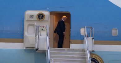 TRUMP ENFRENTARÁ CRÍTICAS POR DEJAR ‘SEÑUELOS’ EN SU CAMBIO DE AVIÓN
