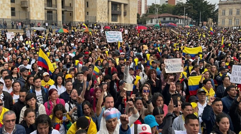 PROTESTAN MILES EN COLOMBIA CONTRA GOBIERNO